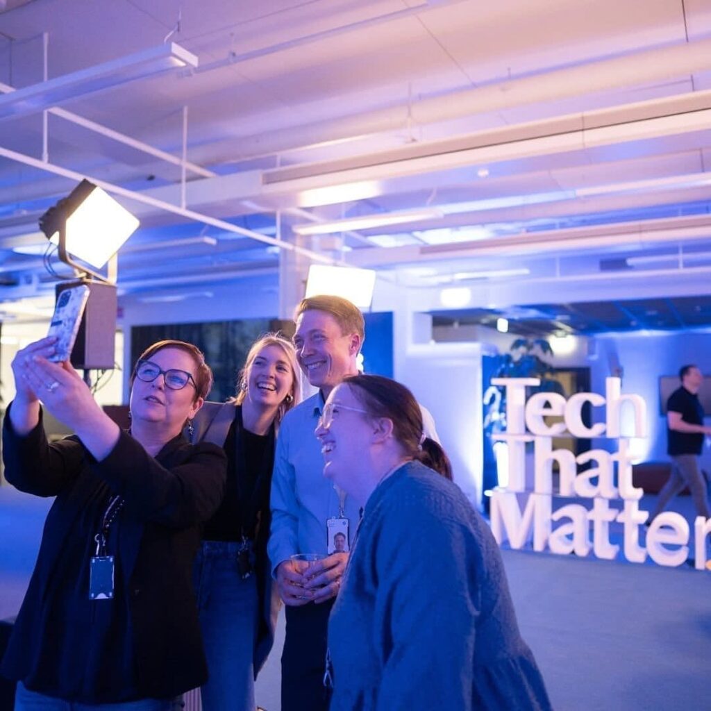 Människor som deltar i Tech That Matters-event i Stockholm, arrangerat av eventbyrån Eventab.