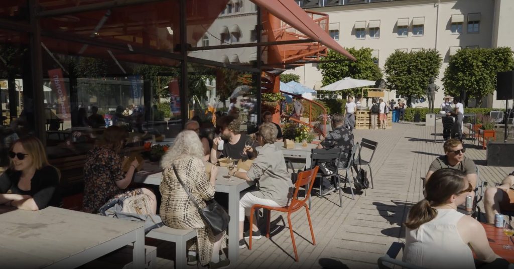 Folk som sitter på en sommarfest i Stockholm.